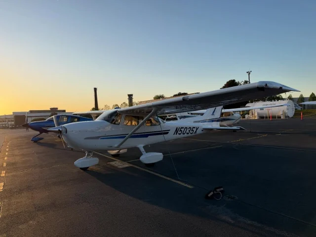 She’s shiny, she’s sleek, she’s fresh off the line 💅✨
Welcome our newest Cessna Skyhawk, N5035X, to PDK—currently in engine break-in, which is basically her way of asking for a cross-country. Who’s taking her out? 🤓✈️
•
•
•
#cirrus #flying #pilot #aviation #planes