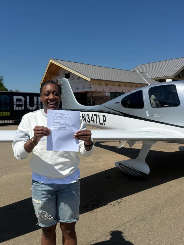 We are so excited to celebrate Jolanda Diego on completing her training and earning her Private Pilot Certificate! Shout out to her instructors, Compton Fields and Robin Sokoloff, who did the majority of Jolanda’s initial training! Way to go, team! 
•
•
•
#cirrus #flying #pilot #aviation #planes